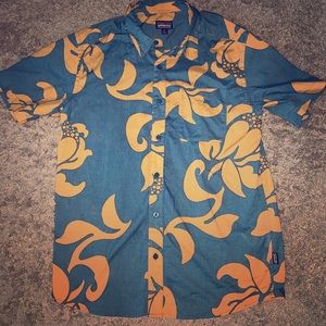 Patagonia Short Sleeve Casual Button Up (Medium)